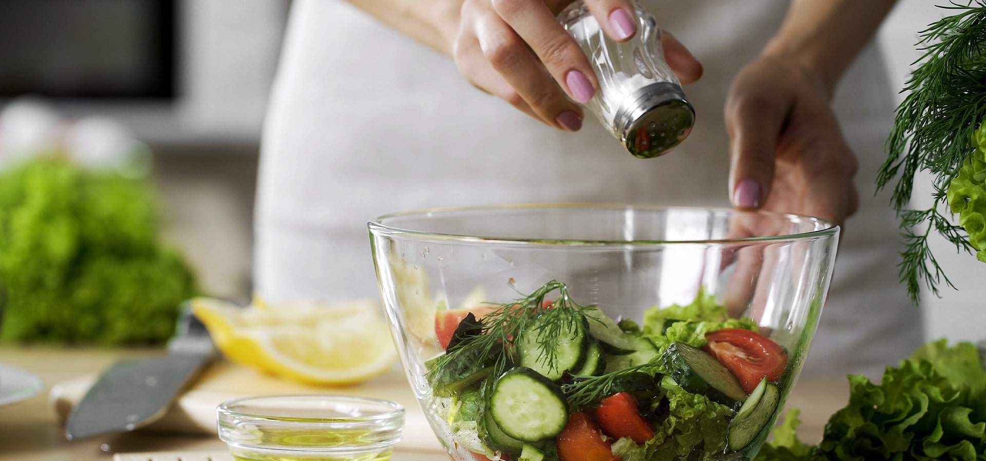 Modelo temperando salada