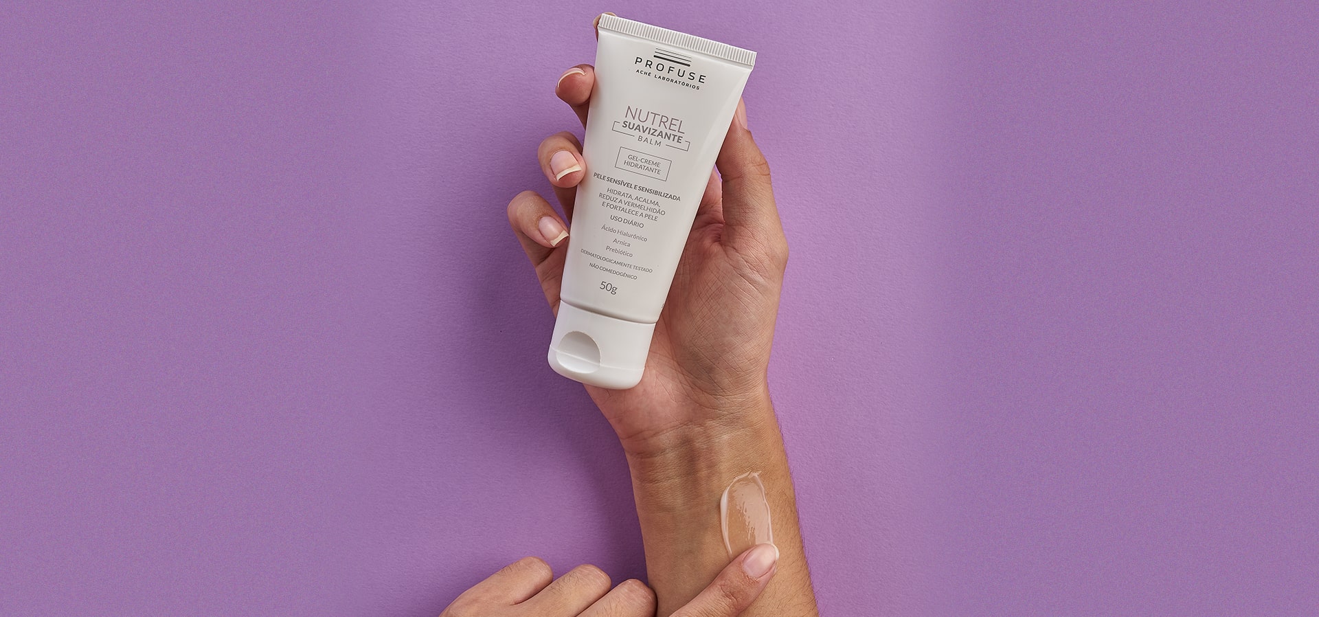 Modelo segurando Nutrel Suavizante Balm