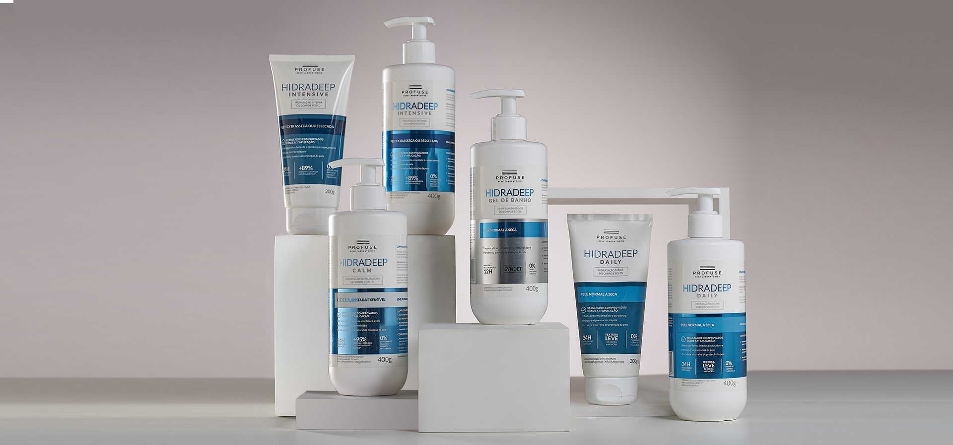 Bancada e fundo branco com: Hidradeep Intensive 200g, Hidradeep Intensive 400g, Hidradeep Calm 400g, Hidradeep Gel de Banho 400g, Hidradeep Calm 200g e Hidradeep Calm 400g.