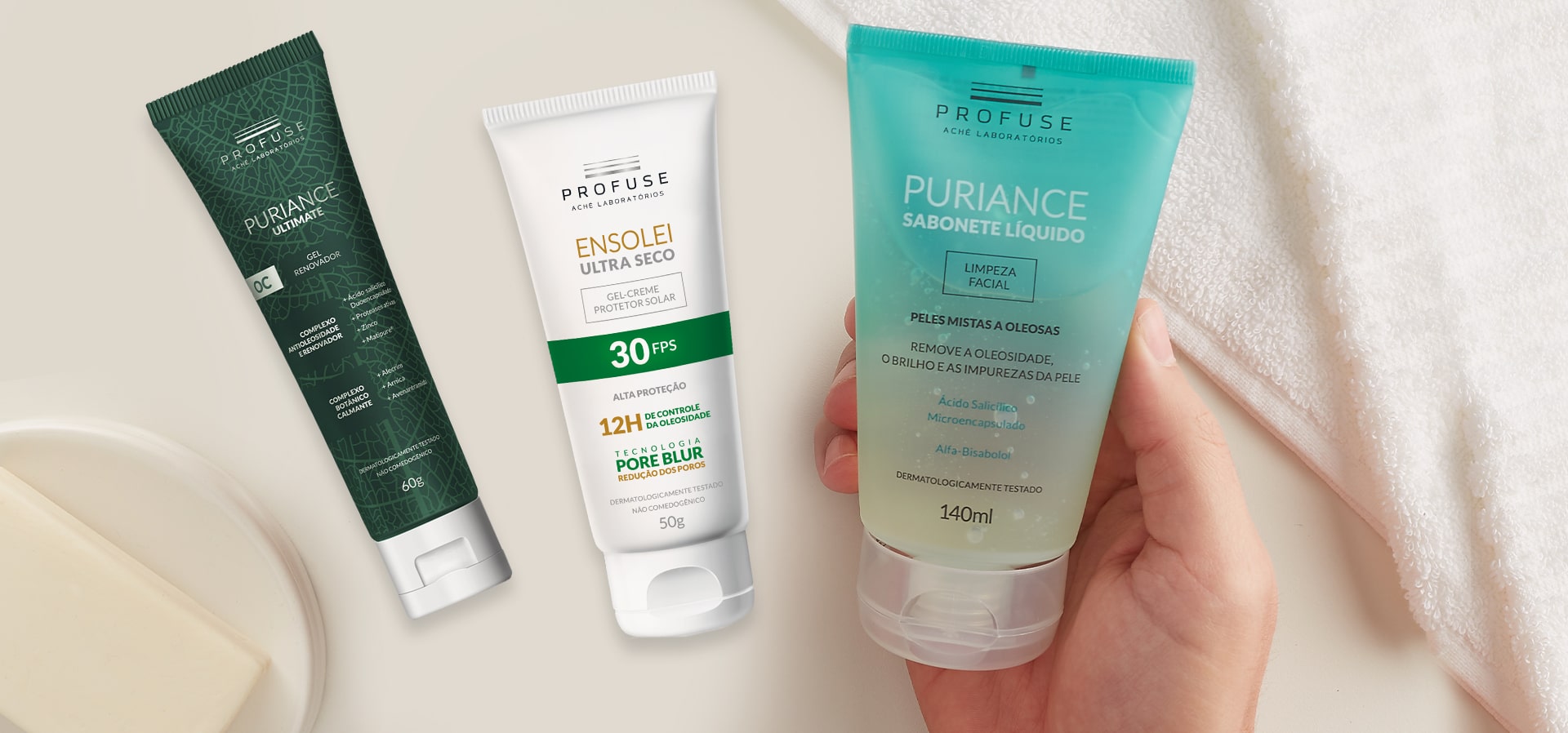 Na mão da modelo Puriance Sabonete Liquído e na banca Puriance Ultimate e Ensolei Ultra Seco.