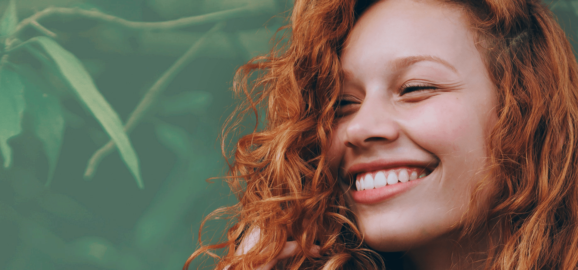 Modelo ruiva sorrindo.