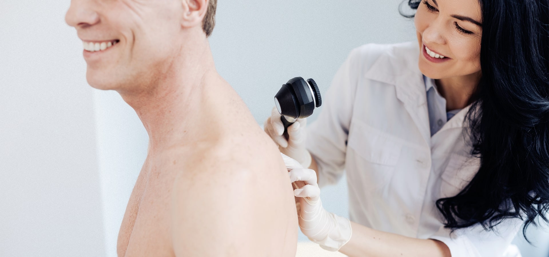 Dia do Médico: A importância do dermatologista nos cuidados com a pele.