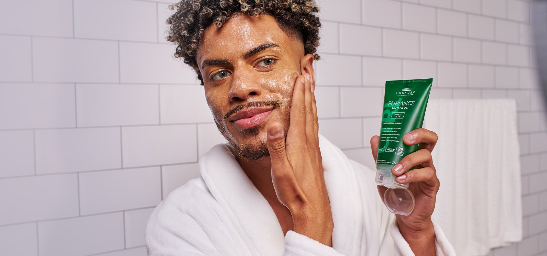 Rotina de skincare noturna: a importância de dormir com a pele limpa